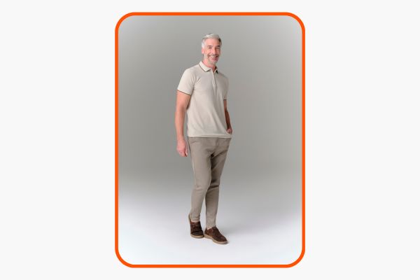 Homem veste camisa polo masculina off white com calça chino clara.