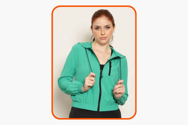 modelo veste jaqueta corta vento verde.