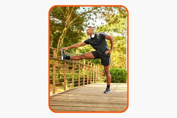 homem-alongando-pernas-parque