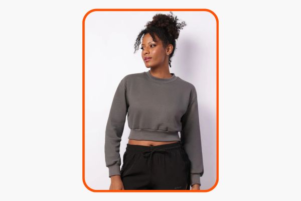Modelo feminino veste cropped de moletom com manga longa.