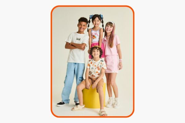 Grupo de crianças sorrindo com roupas coloridas