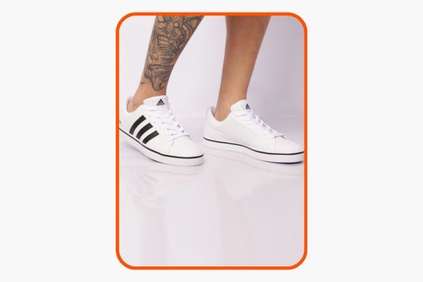 Tênis branco com listras pretas da Adidas