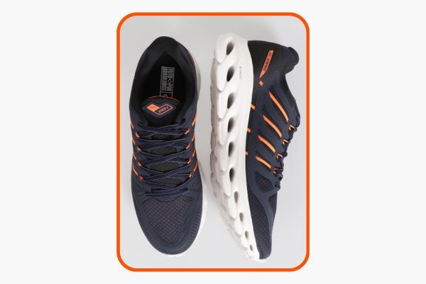 Tênis esportivo masculino em preto e laranja