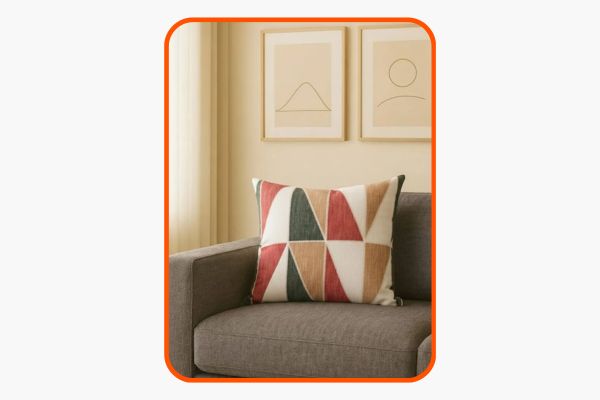 Almofada decorativa com estampas geométricas em sofá