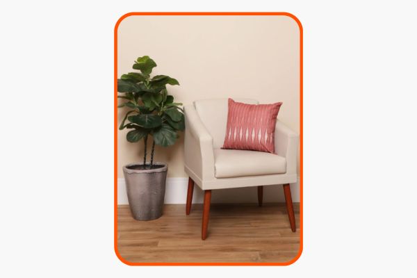 Poltrona moderna com almofada e planta decorativa