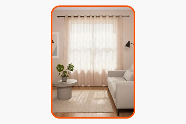 Sala com cortina clara e sofá moderno