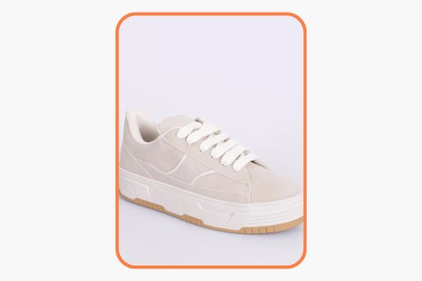 Tênis bege com solado branco e detalhes em verniz