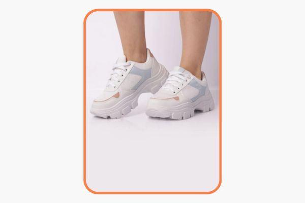 Tênis branco com detalhes em azul claro.