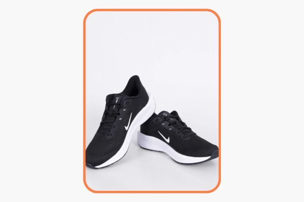 Tênis de corrida Nike preto em ângulo lateral