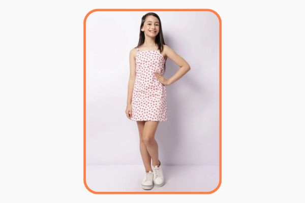 Menina com vestido rosa de bolinhas sorrindo