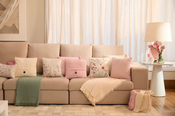 Sofá aconchegante com almofadas coloridas e decoração suave.