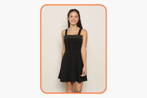 Jovem modelo vestindo um vestido preto elegante