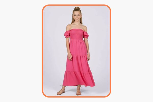 Modelo usando vestido rosa longo de alças