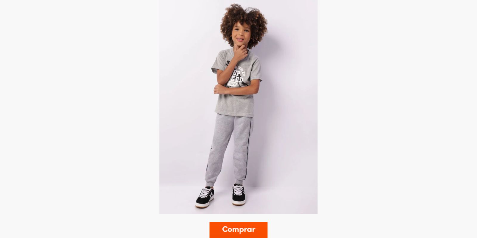 menino veste look infantil com camiseta cinza e calça de moletom cinza