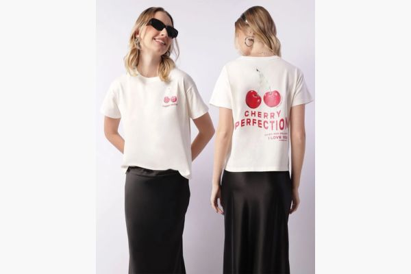 look camiseta estampada com saia de cetim