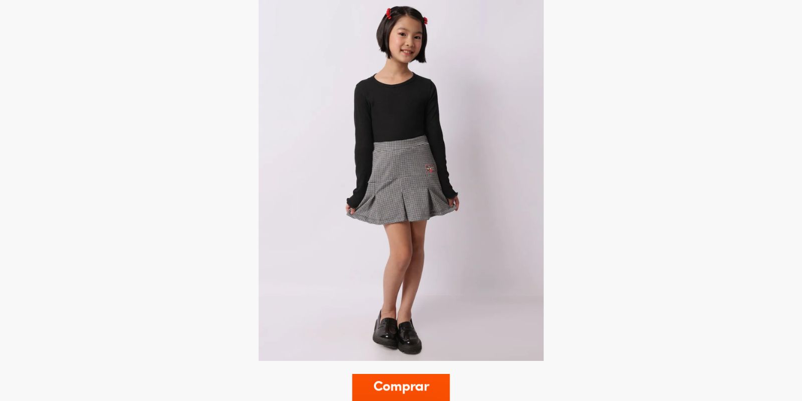 menina veste look infantil com blusa de manga longa preta básica e saia com pregas estilo college