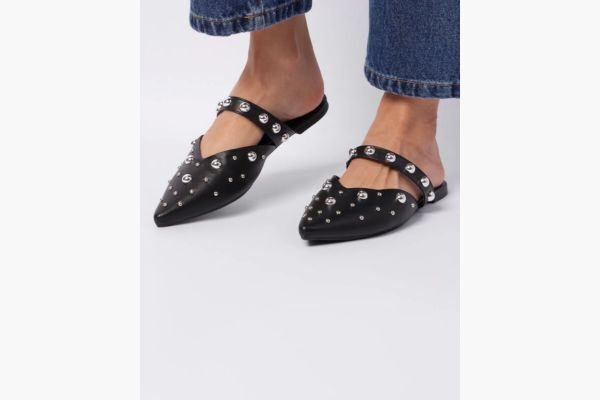 Sapatos femininos pretos com studs e design elegante