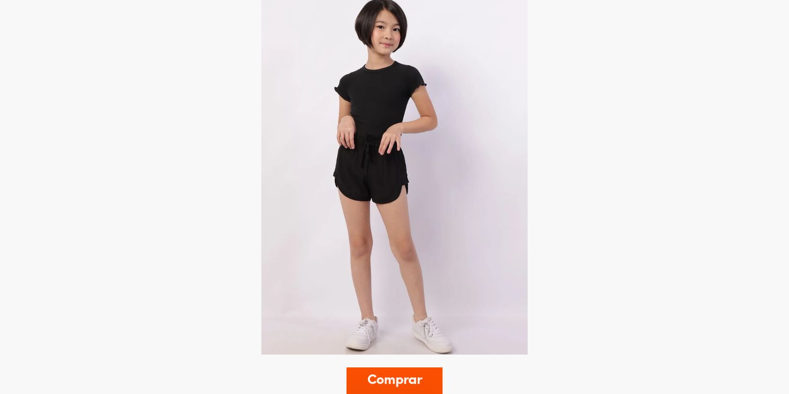 menina veste camiseta de manga curta preta e shorts preto básico.