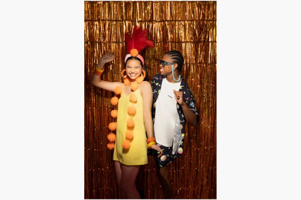 Duas mulheres se divertindo em festa com roupas coloridas.