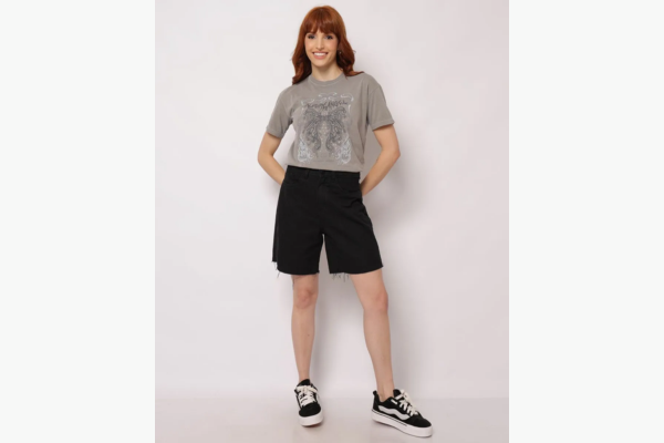 Modelo usando camiseta cinza e shorts pretos