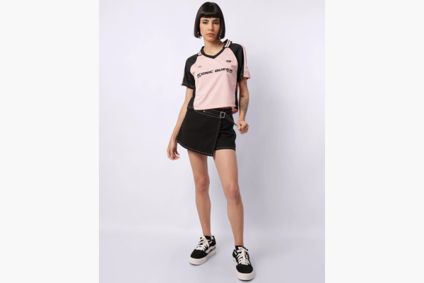 Modelo feminina usando camiseta rosa e saia preta