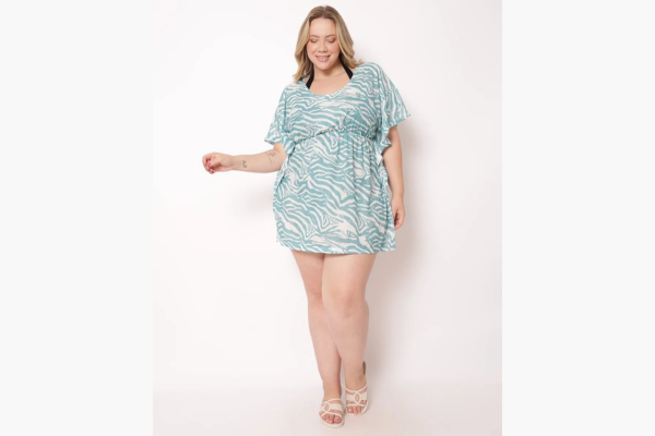 Mulher usando vestido estampado em tons de verde