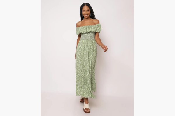 Modelo usando vestido longo verde com flores