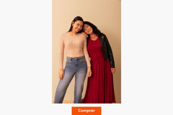 Duas mulheres sorrindo com roupas elegantes