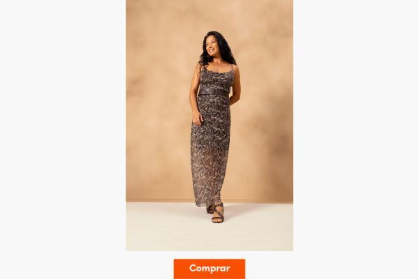 Modelo feminina com vestido longo estampado