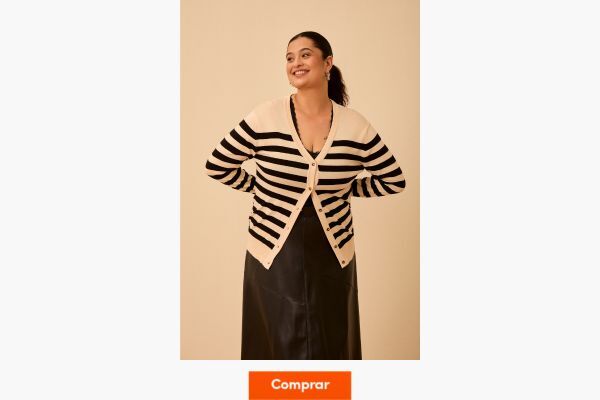 Mulher sorrindo com cardigan listrado