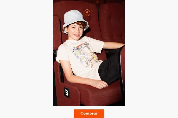 Criança em assento de cinema sorrindo