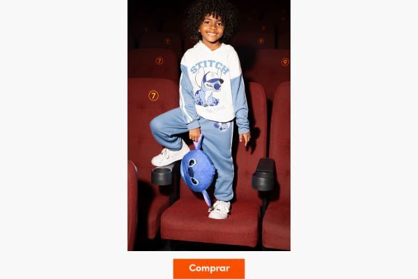 Criança usando pijama estilo Stitch no cinema