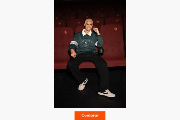 Homem sorrindo em poltrona de cinema