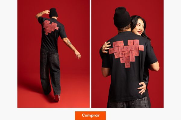Modelo usando camiseta com estampa de corações.