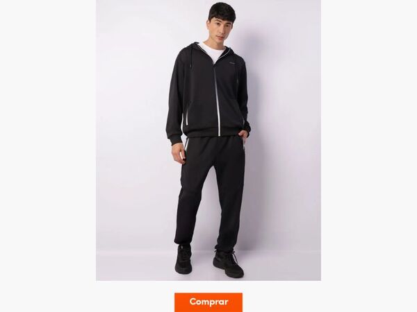 Jovem usando conjunto esportivo preto