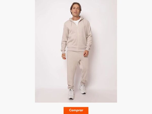 Homem usando conjunto de moletom bege com capuz