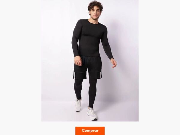 Homem vestindo roupa de treino preta em ação