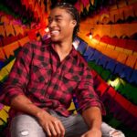 homem-sorridente-fundo-colorido