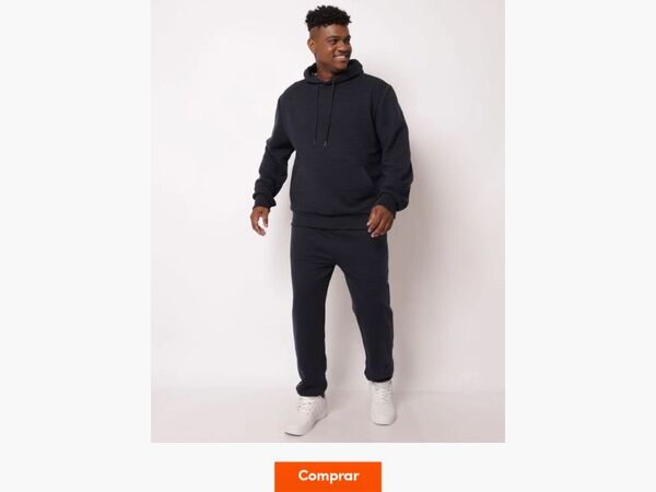 Homem usando moletom e calça confortável