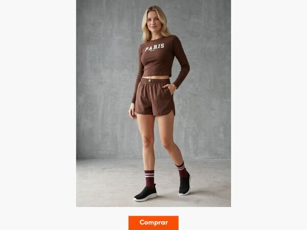 Mulher usando blusa e shorts marrom com estampa Paris