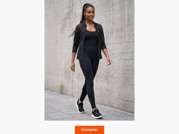 Mulher caminhando com roupa de academia preta