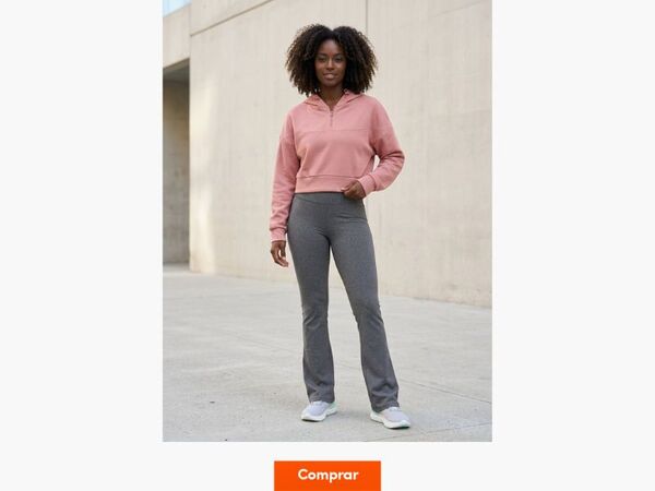 Mulher em roupa de treino com moletom rosa