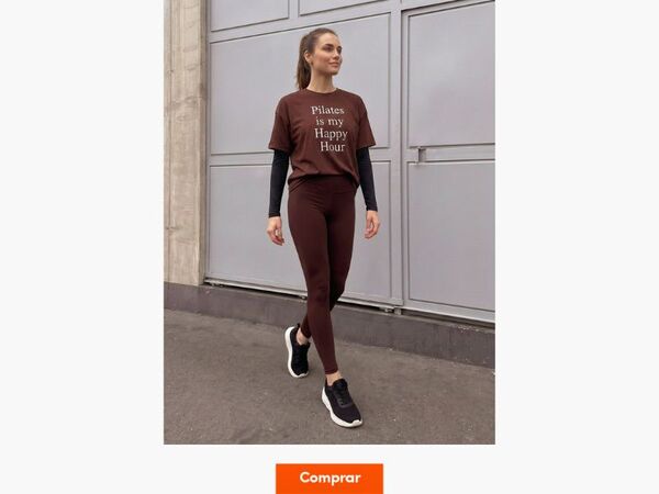 Mulher caminhando com roupa de pilates marrom