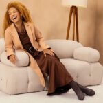 mulher-sorrindo-sofa-moderno
