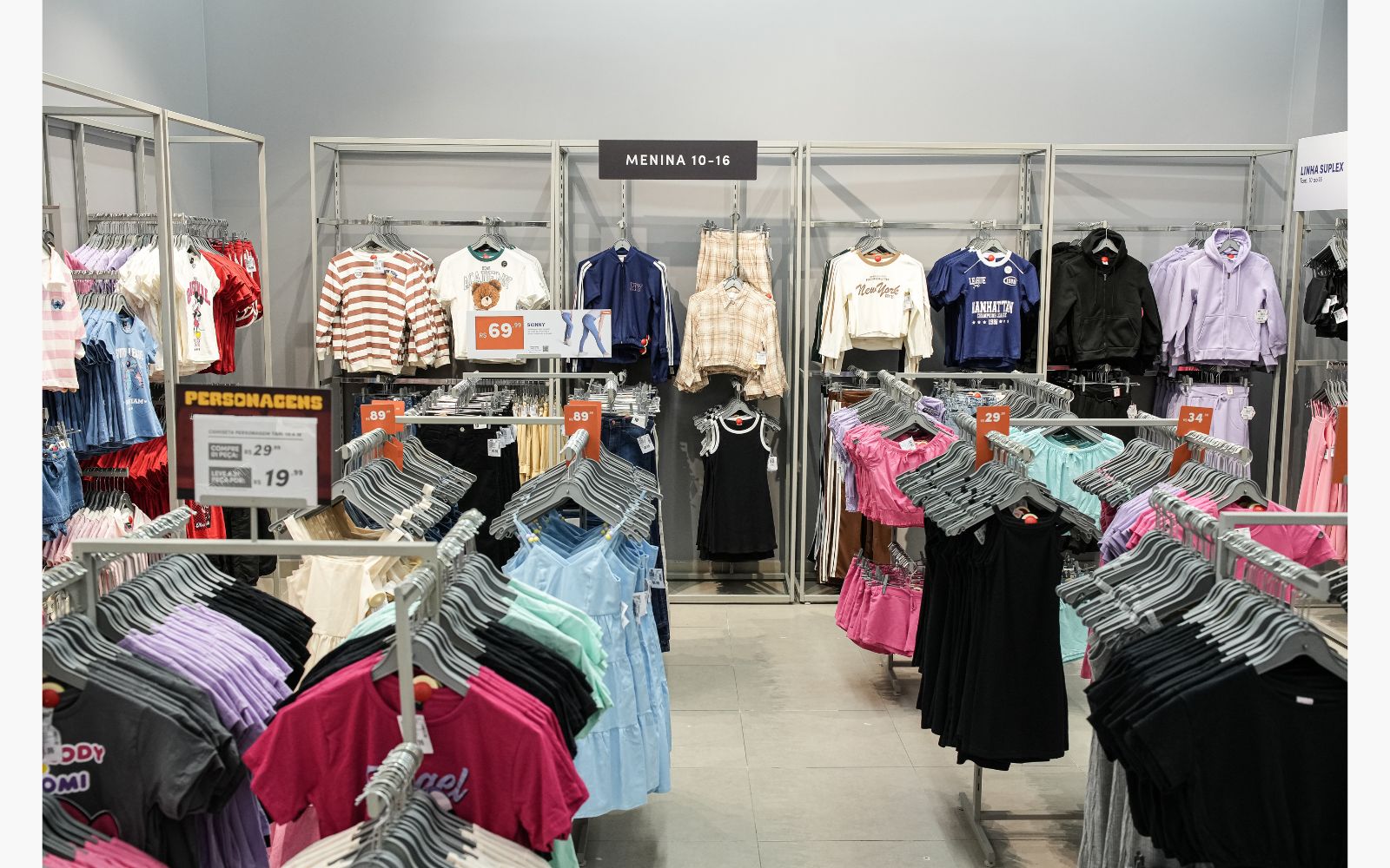 Loja de roupa com exposição de roupa juvenil de 10 a 16 anos: vestido canelado, vestido jeans, camiseta estampada,  conjunto de verão.