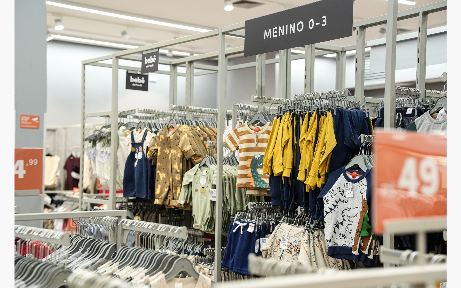Loja de roupa com exposição de roupa para bebê de 0 a 3 anos: body de bebê, conjuntinhos e conjunto de moletom para bebê