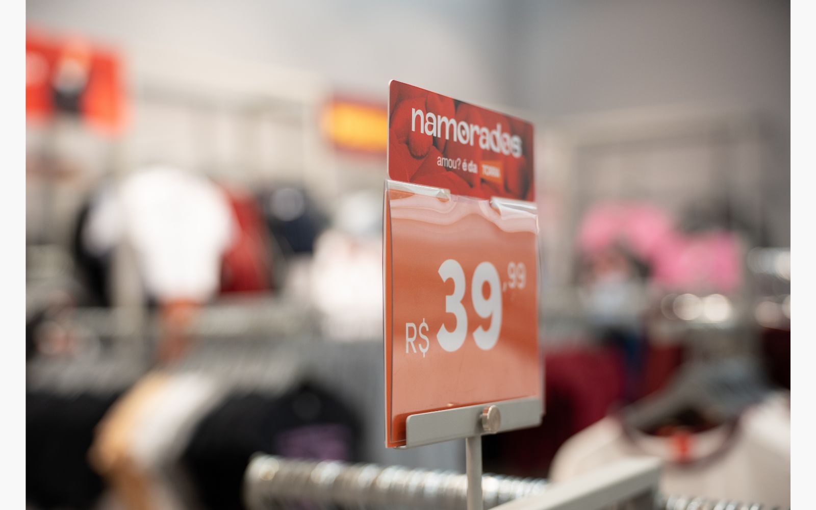 Loja de roupas com o preço do produto em evidencia, para mostrar como o preço está abaixo do mercado.