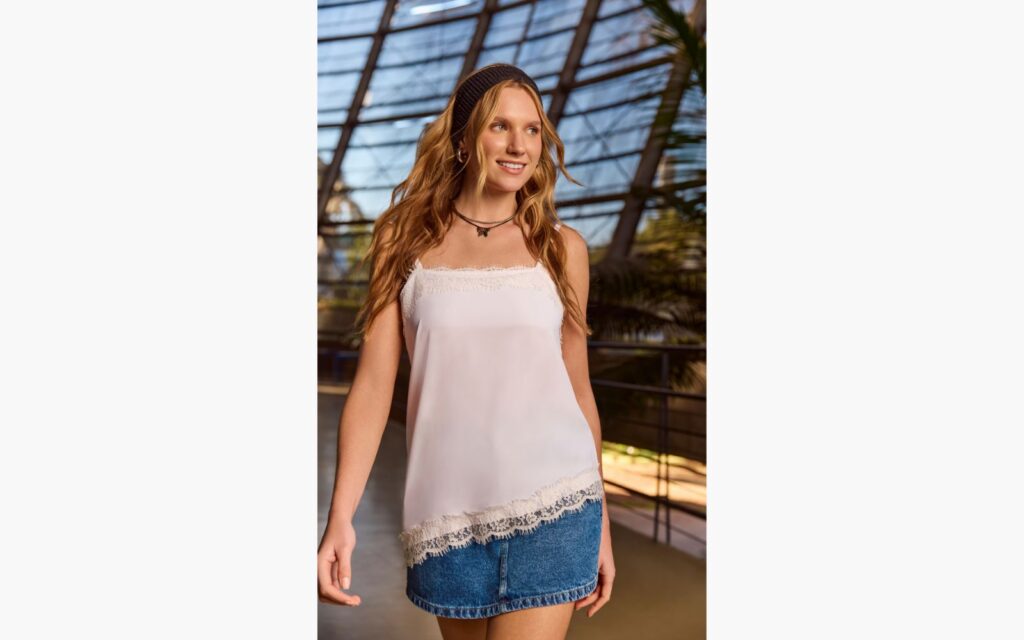 Blusa de renda branca em mulher 