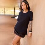Mulher com look all black camiseta com renda