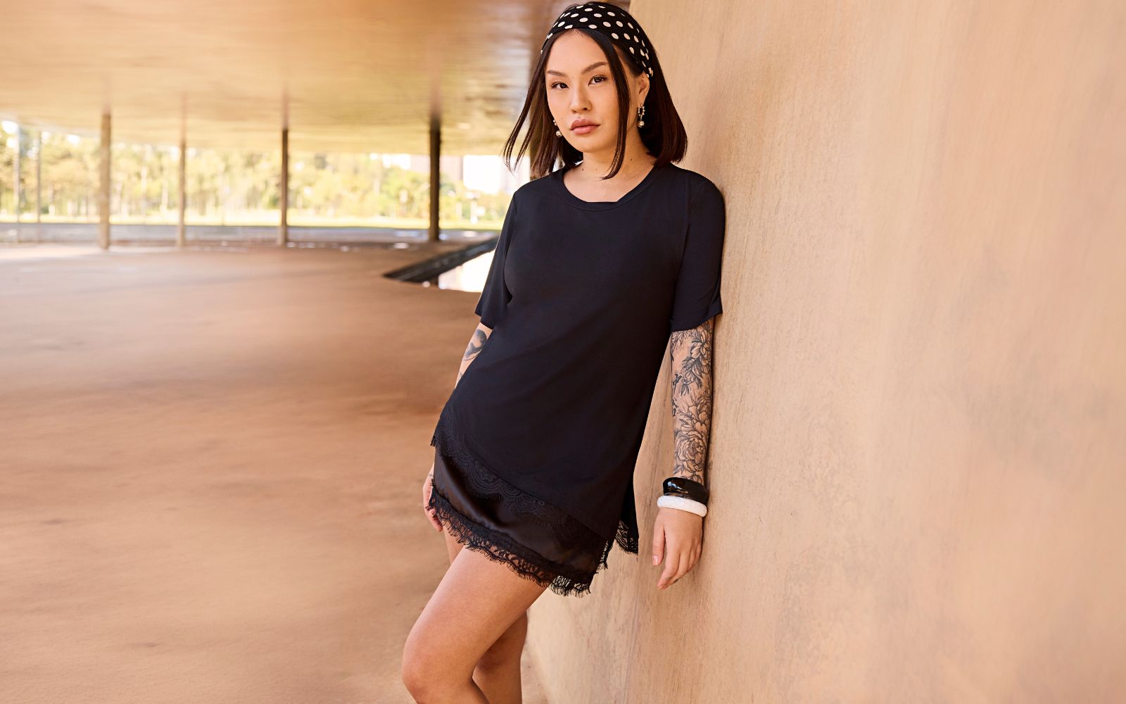 Mulher com look all black camiseta com renda